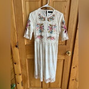 🐰💐Gorgeous spring Easter and summer dress. It has beautiful embroidery detail.